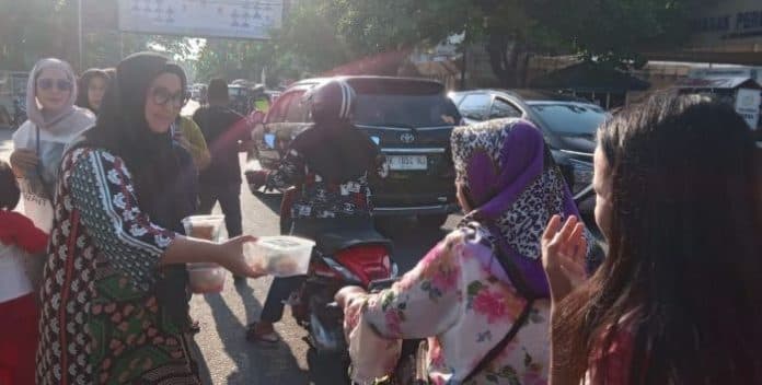 pengusaha_kelahiran_tebing_tinggi_bagikan_500_paket_takjil_ke_pengendara