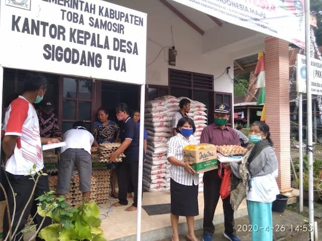 pengusaha_papua_asal_silaen_berikan_bantuan_paket_sembako_kepada_warga_toba