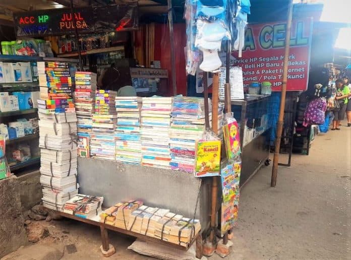 penjual_buku_di_pasar_horas_yang_kian_sepi_seminggu_bisa_tak_ada_pembeli_datang