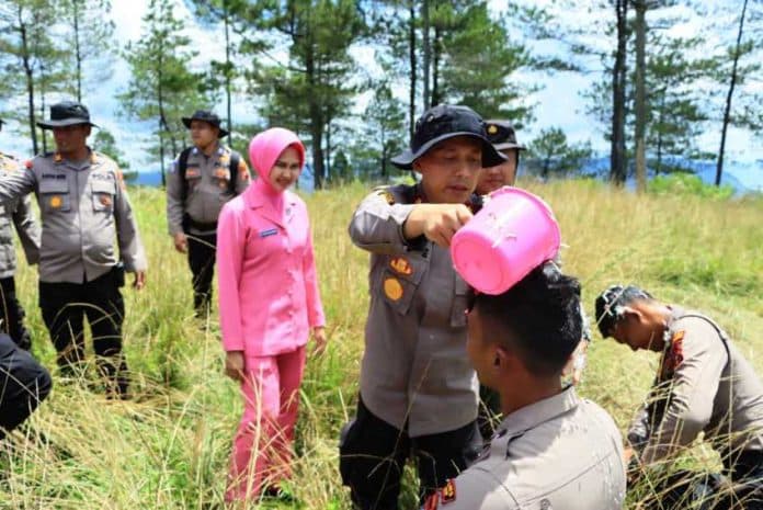 penutupan_bintra_bintara_remaja_polres_samosir_dilaksanakan_di_puncak_pusuk_buhit