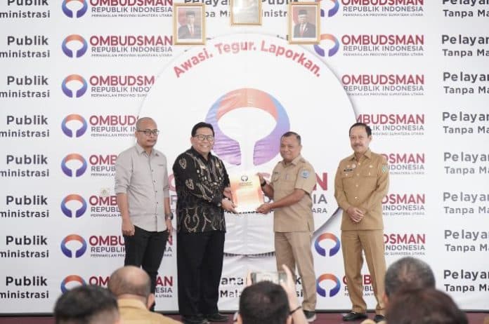 penyerahan_hasil_penilaian_publik_dorong_kepala_daerah_tingkatkan_pelayanan_publik_di_sumut