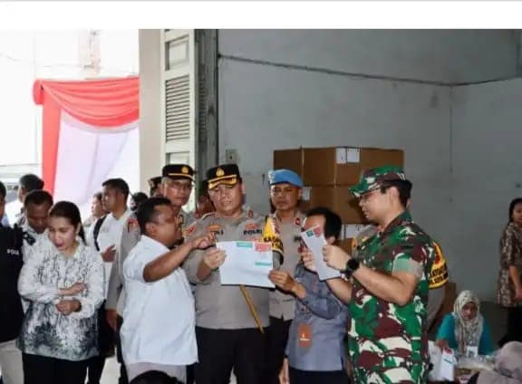 penyortiran_dan_pelipatan_surat_suara_di_gudang_kpu_medan_dijaga_ketat_polisi