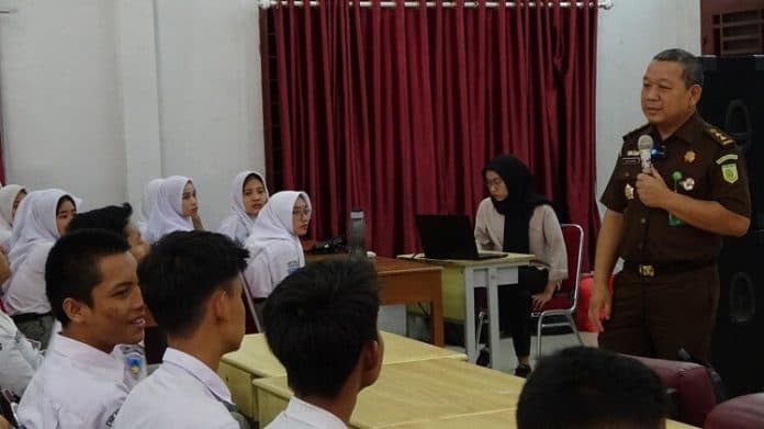 penyuluhan_hukum_di_smkn_9_medan_kejatisu_ingatkan_bijak_bermedsos