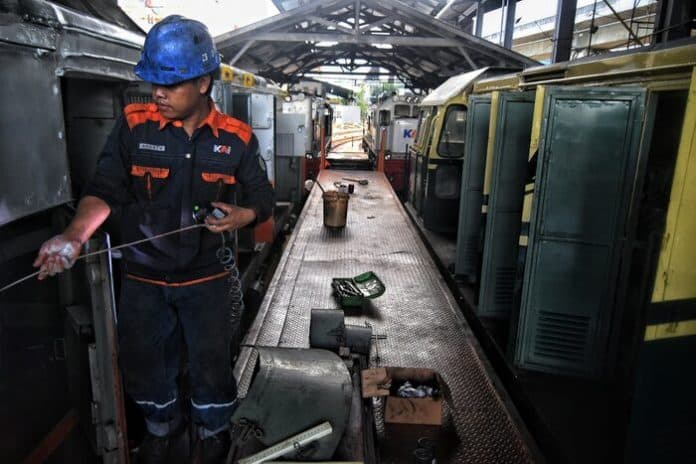 perawatan_lokomotif_kereta_api_jelang_natal_2024_dan_tahun_baru_2025