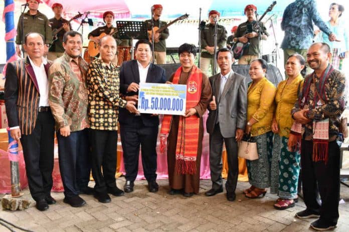 perayaan_paskah_oikumene_2024_bupati_samosir_serahkan_9_mobil_ke_dinkes