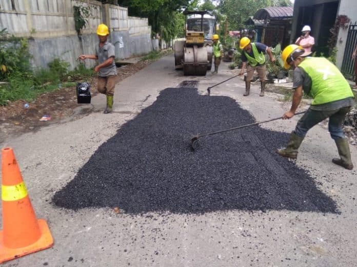 perbaiki_jalan_rusak_di_siantar_dinas_pupr_uji_coba_aspal_karet