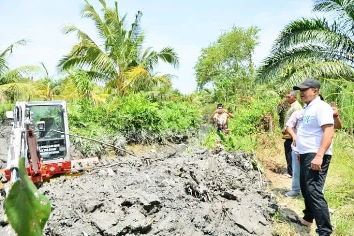 percepat_pekerjaan_bupati_batu_bara_minta_normalisasi_sungai_gunakan_alat_berat