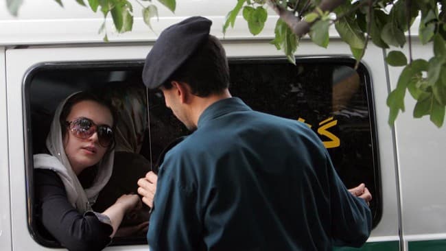 perempuan_tak_berhijab_ditangkapi_polisi_moral_di_iran