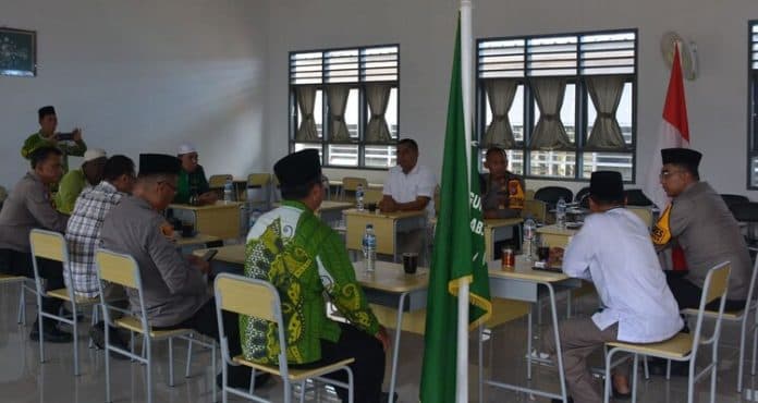pererat_sinergitas_kapolres_labusel_silaturahmi_ke_pengurus_nu_dan_mui