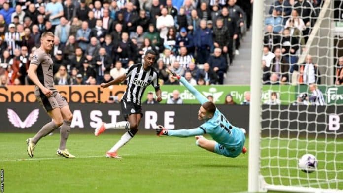 performa_alexander_isak_memukau_tottenham_hotspur_babak_belur