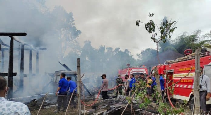 pergi_melayat_rumah_dan_mobil_hangus_terbakar_di_sigumpar_toba
