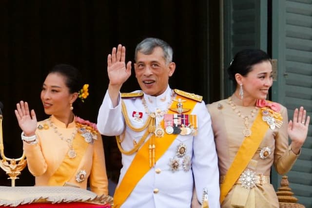 perilaku_sangat_kejam_raja_thailand_pecat_pejabat_istana