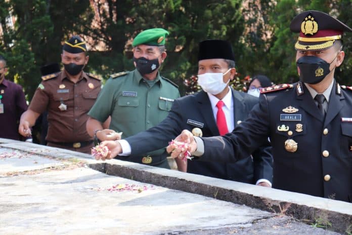 peringatan_harkitnas_pemkab_toba_gelar_ziarah_ke_makam_sisingamangaraja_xii