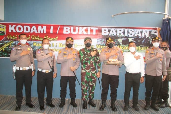 peringatan_hut_kodam_ibb_kapolresta_deli_serdang_berikan_kue_ultah_kepada_dandim