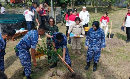 peringati_hari_bakti_tni_au_ke_77_kosek_i_medan_wingko_iii_kopasgat_tanam_pohon_dan_donor_darah