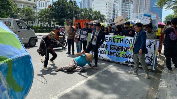 peringati_hari_bumi_aktivis_lingkungan_di_medan_serukan_aksi_perubahan_iklim