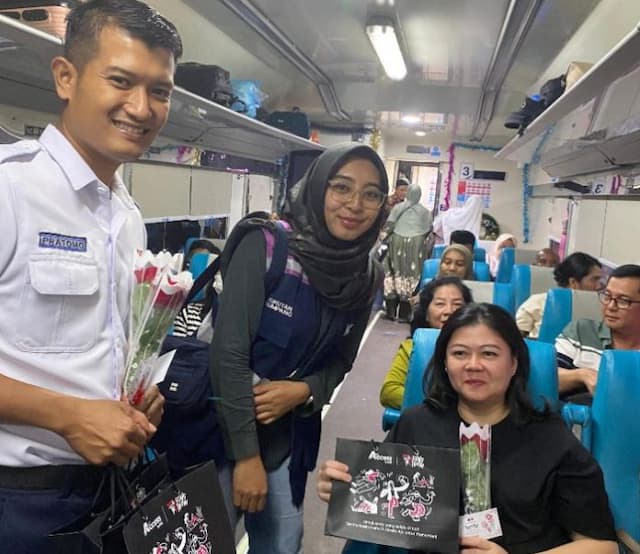 peringati_hari_ibu_kai_sumut_bagikan_bunga_dan_bingkisan_kepada_penumpang