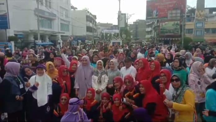 peringati_hari_ibu_ketua_pd_salimah_dan_calon_bupati_labuhanbatu_terpilih_senam_bersama_ribuan_ibu