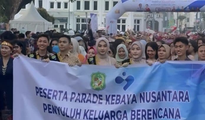 peringati_hari_kebaya_nasional_car_free_day_di_medan_pamerkan_parade_kebaya_nusantara