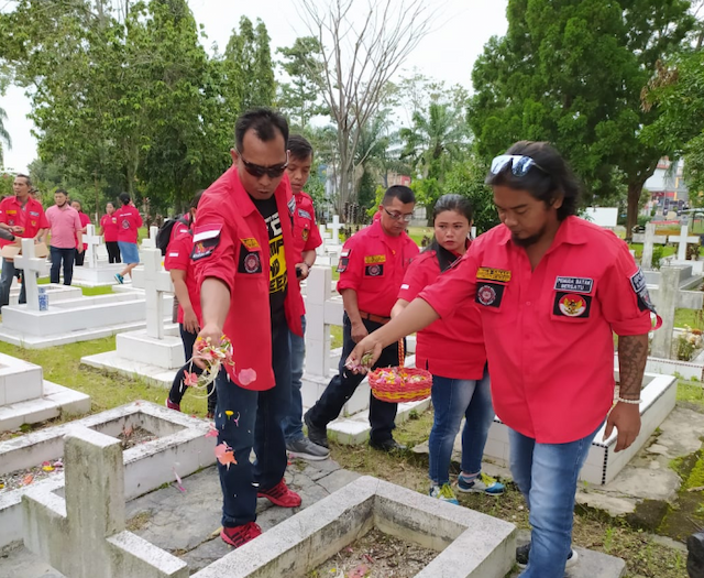 peringati_hari_pahlawan_pbb_ziarah_ke_makam_pahlawan_dan_bagi_masker