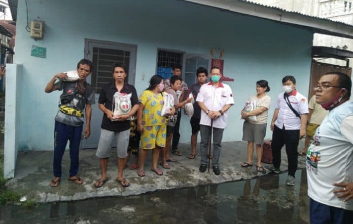 peringati_hari_pahlawan_tmp_bagikan_300_karung_beras
