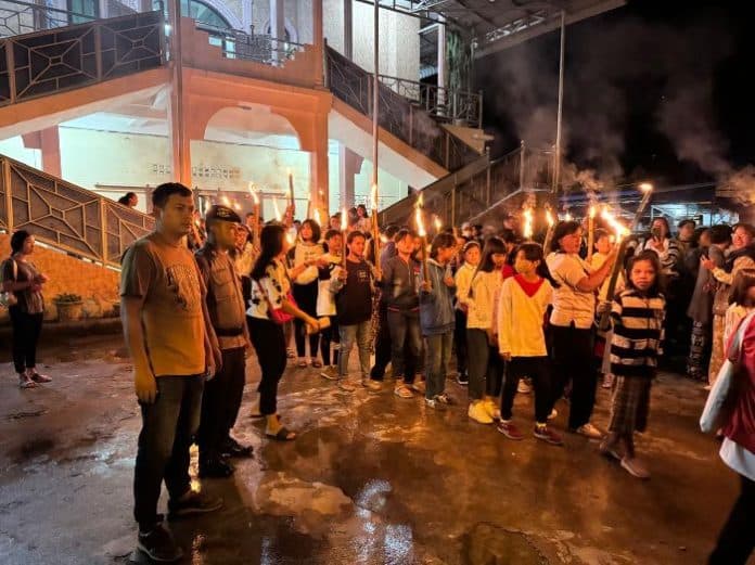 peringati_hari_paskah_warga_pawai_obor_di_tanjung_balai