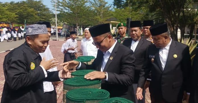 peringati_hari_santri_pemkab_bagikan_dua_gulung_ambal_sajadah_ke_17_pondok_pesantren_di_labura