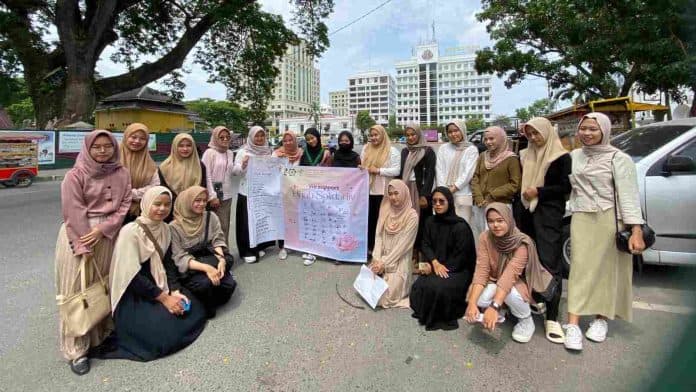peringati_hari_solidaritas_hijab_internasional_kohati_uin_su_berbagi_hijab_di_medan