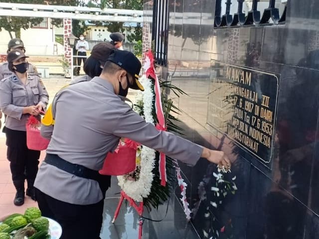 peringati_hut_bhayangkara_polri_ziarah_ke_makam_sisingamangaraja_xii