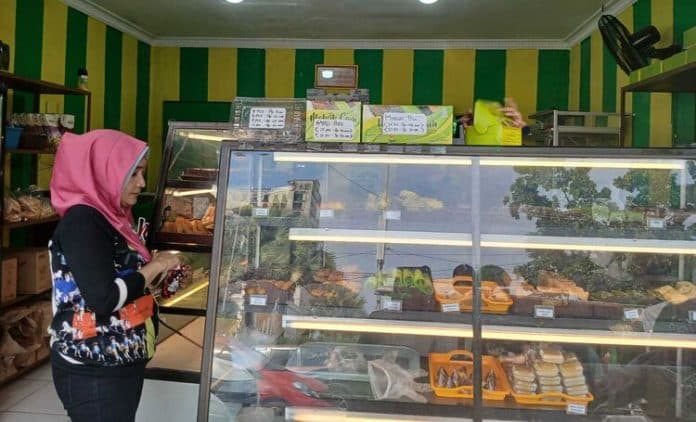 perjalanan_panjang_33_tahun_usaha_kuliner_kue_khas_melayu_di_medan