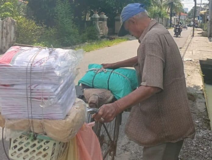 perjuangan_pak_rusli_demi_sesuap_nasi_jualan_singlet_keliling_naik_sepeda_butut