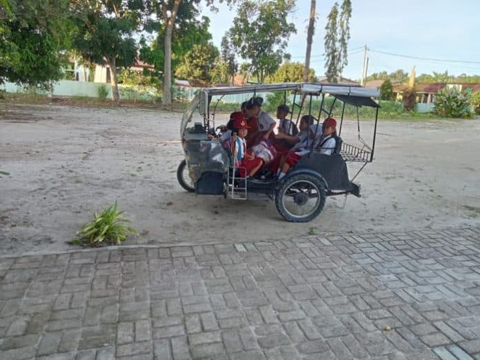 perjuangan_waram_gultom_bawa_anak_pemulung_di_pematang_siantar_untuk_bersekolah