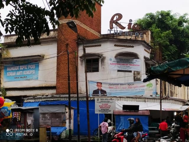 permohonan_tak_dikabulkan_pedagang_eks_bioskop_ria_direlokasi_ke_depan_stasiun_pt_kai