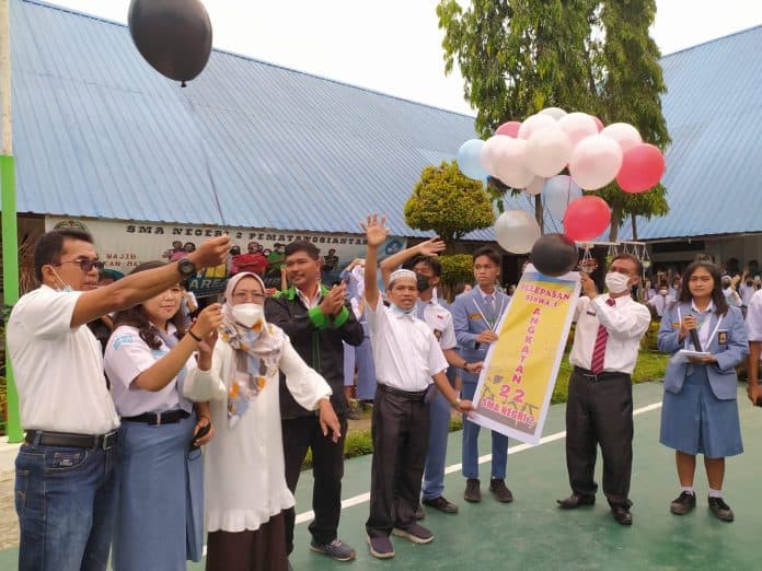 perpisahan_sma_negeri_2_siantar_ditandai_pelepasan_puluhan_balon
