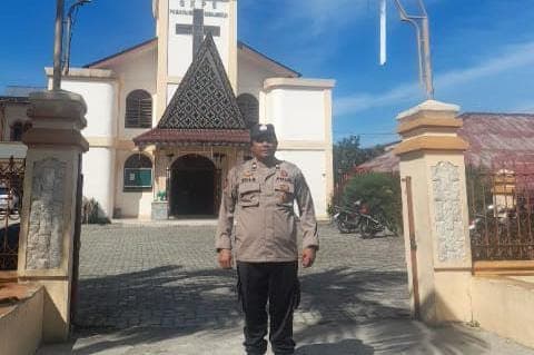 personel_polres_simalungun_amankan_ibadah_tahun_baru_2025_di_13_gereja