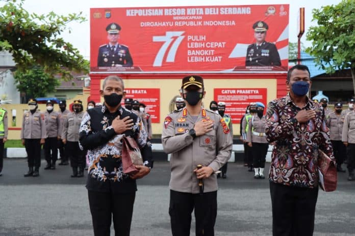 personel_polresta_deli_serdang_terima_kenaikan_pangkat_pengabdian