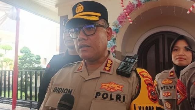 personel_polrestabes_medan_disiagakan_di_487_gereja_kota_medan_harap_natal_membawa_sukacita
