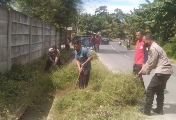 personel_polsek_sipispis_dan_warga_gelar_gotong_royong
