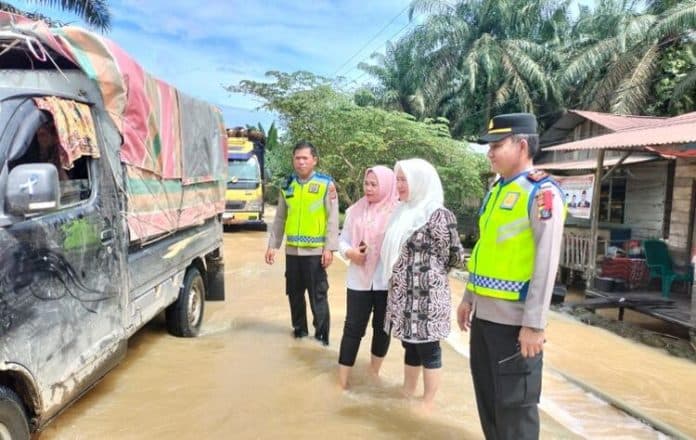 personel_pospam_iii_bilah_hilir_atur_lalin_di_lokasi_banjir