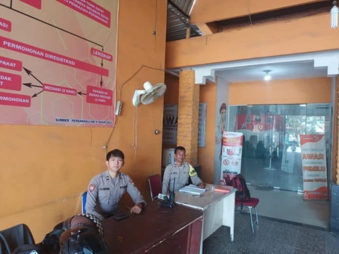 personil_polres_tanjungbalai_rutin_jaga_kantor_bawaslu