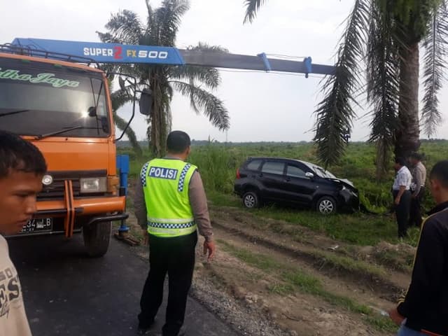 pertahankan_mobil_pensiunan_polri_ditusuk_warga_batubara