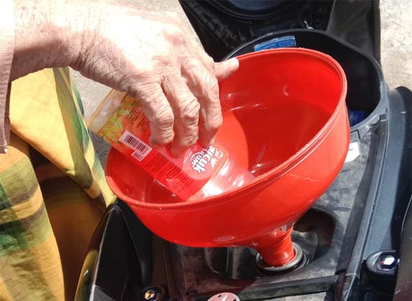 pertalite_eceran_di_padang_lawas_tembus_rp10_ribu_per_botol_teh_kemasan