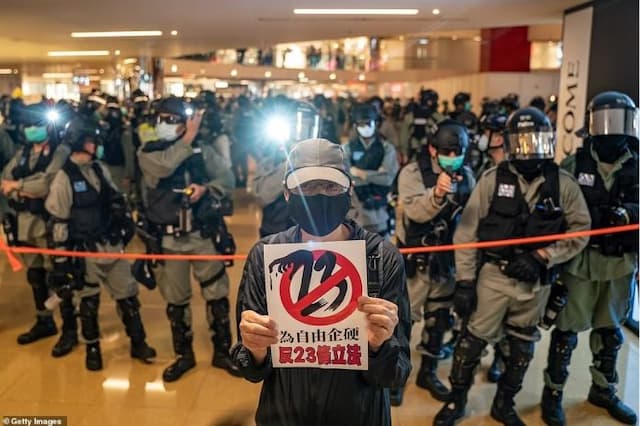 pertama_kali_sejak_lockdown_demo_anti_pemerintah_turun_ke_jalanan_hongkong