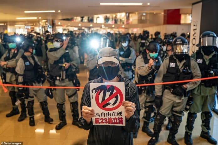 pertama_kali_sejak_lockdown_demo_anti_pemerintah_turun_ke_jalanan_hongkong