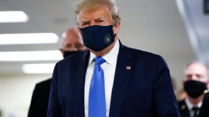 pertama_kali_trump_pakai_masker_saat_ke_rs_militer