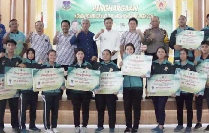pertama_pemko_tebing_tinggi_beri_penghargaan_ke_pelatih_dan_atlet_pelatda_pon