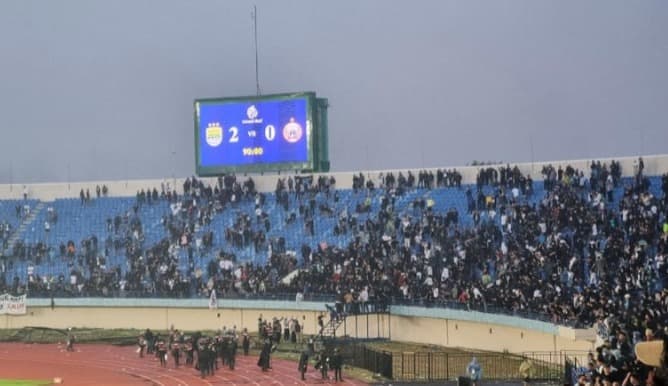 pertandingan_persib_vs_persija_ricuh_bobotoh_masuk_ke_lapangan