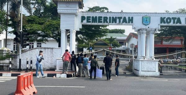 pertanyakan_hasil_seleksi_dirut_pdam_massa_apmb_demo_kantor_wali_kota_binjai