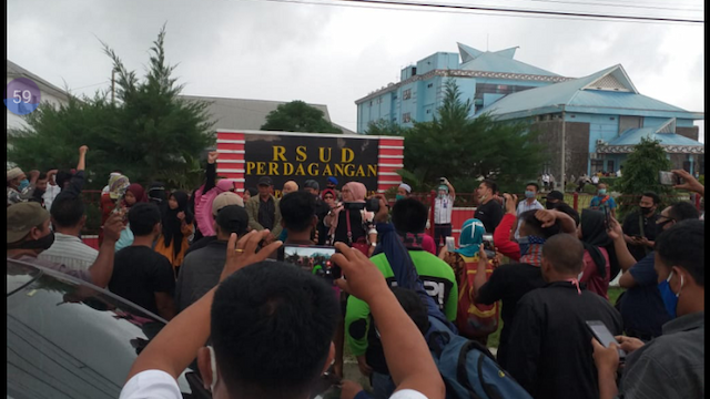 pertanyakan_pasien_sebulan_diisolasi_ratusan_warga_unjuk_rasa_di_rsu_perdagangan
