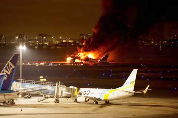 pesawat_jal_bawa_379_penumpang_terbakar_di_bandara_haneda